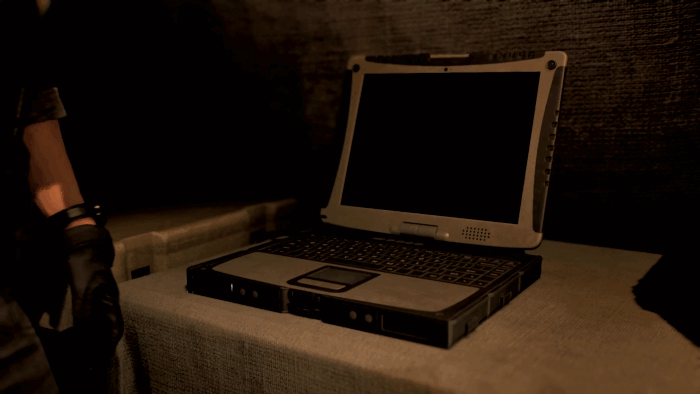 Gif картинка "Леон находит старый лагерь BSAA"