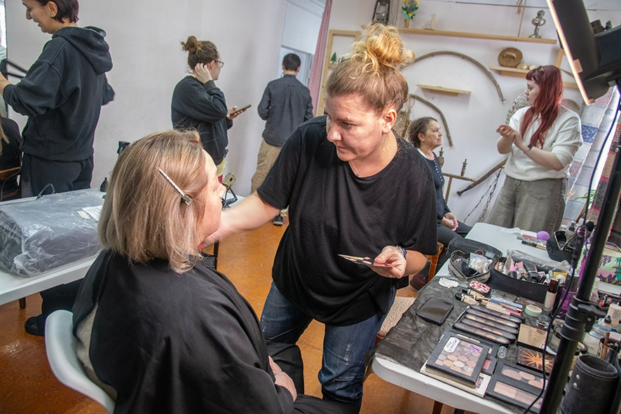 Визажист Жанна Буркова колдует над Натальей Русских