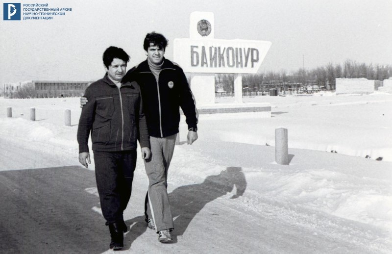 Экипаж КК «Союз Т-15» космонавты Л.Д. Кизим и В.А. Соловьев на космодроме Байконур. 1986 г. РГАНТД. Арх. №1-21025