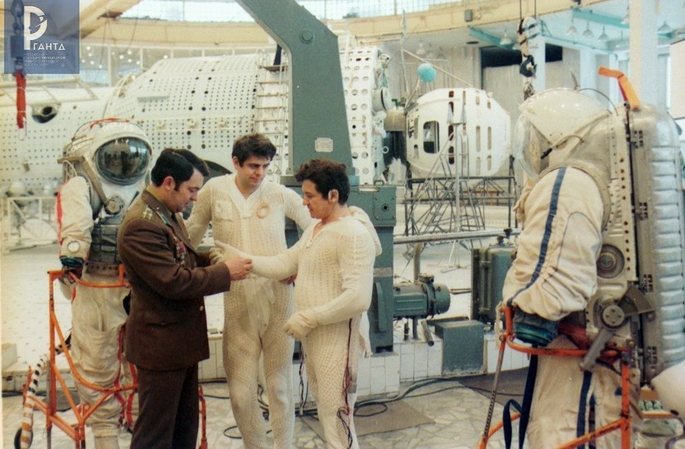 Предполетная подготовка Л.Д. Кизима и В.А. Соловьева в гидролаборатории ЦПК, вместе с ними космонавт Ю.В. Романенко. 1984 г. РГАНТД. Арх. № 1-4190 цв.