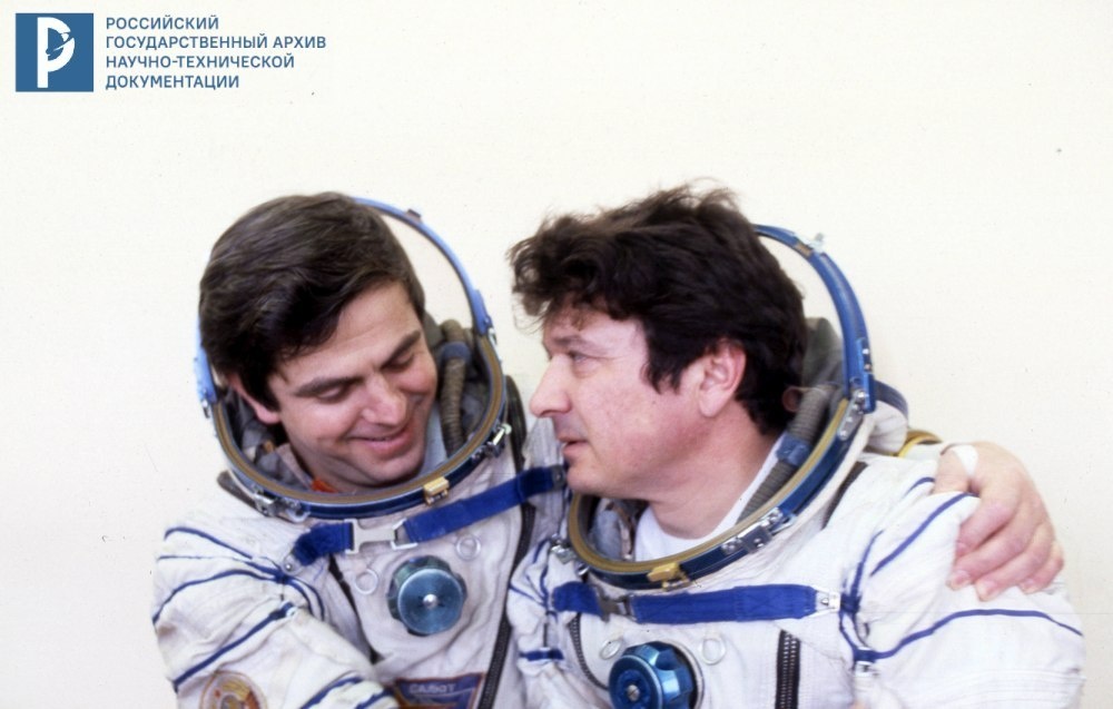 В.А. Соловьев и Л.Д. Кизим. 1986 г. РГАНТД. Арх. № Д0-1820 цв.