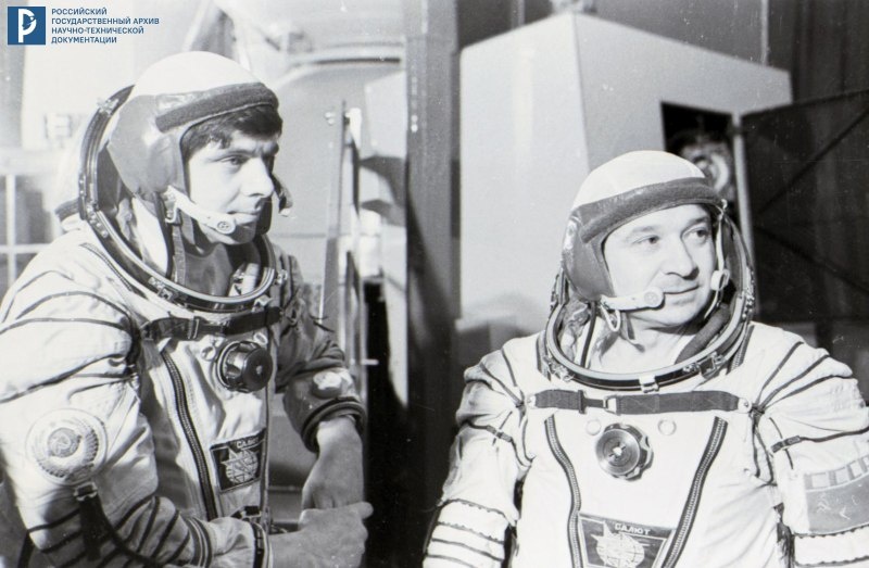 Л.Д. Кизим и В.А. Соловьев перед тренировкой. 1986 г. РГАНТД. Арх. № 1-21006