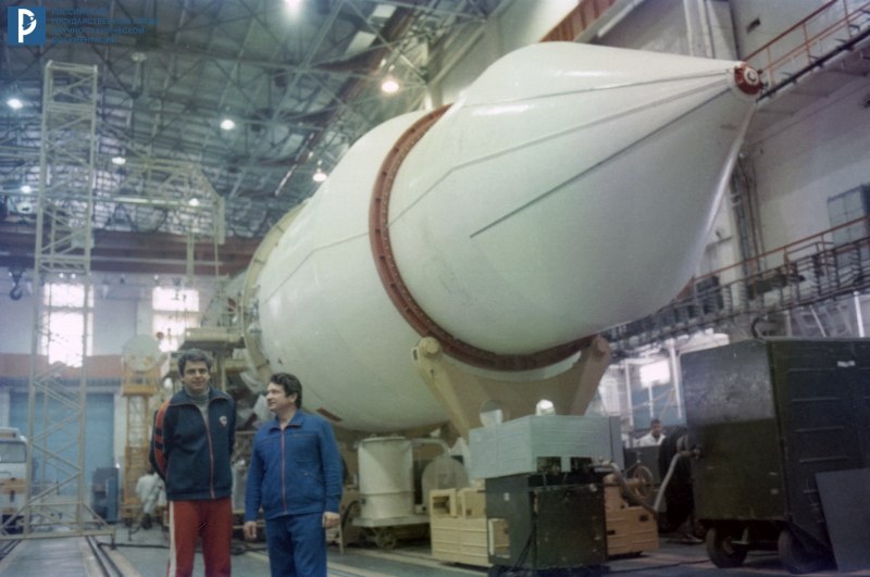 Л.Д. Кизим и В.А. Соловьев около головного блока станции «Мир». 1986. РГАНТД. Арх. № 1-4019 цв.