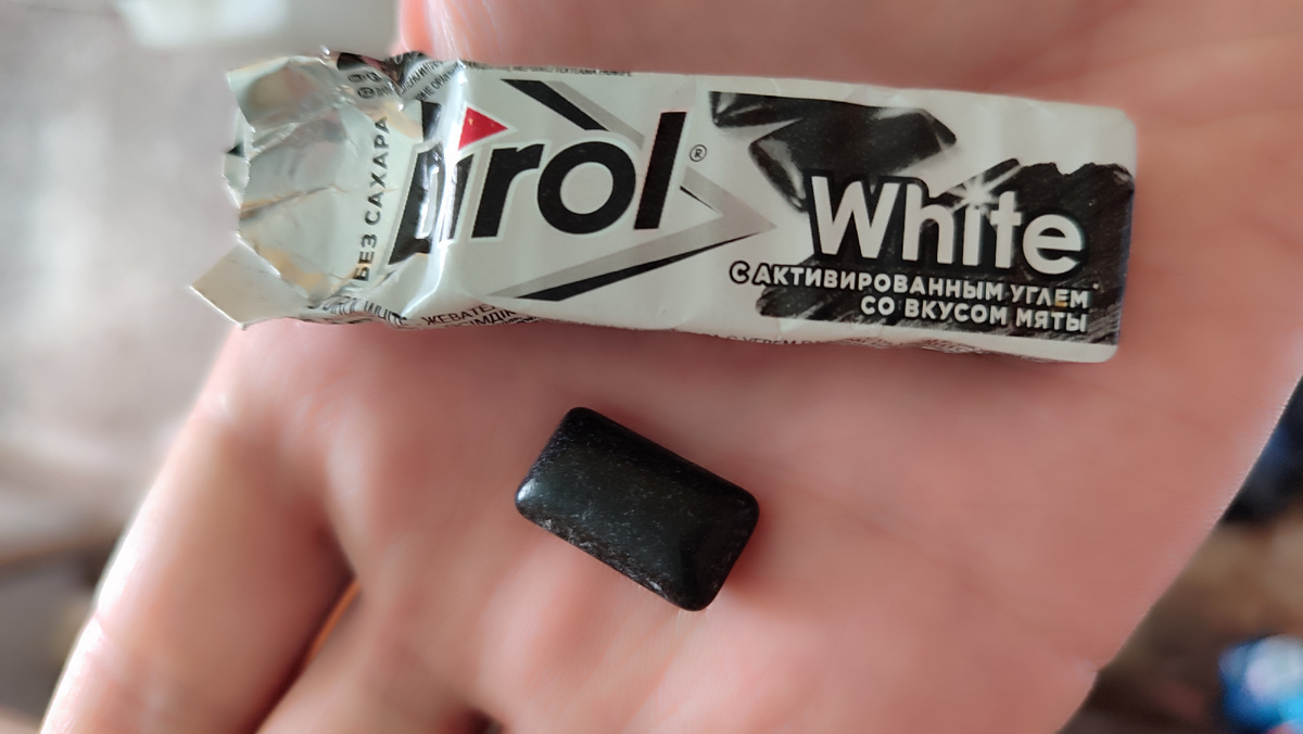 Жевачка со вкусом активированного угля и мяты. 