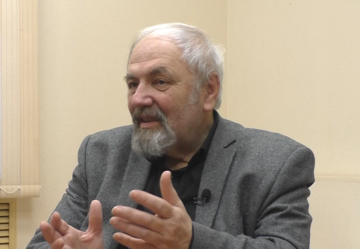 Феликс Разумовский – историк, писатель, телеведущий. Автор и ведущий более 300 документальных фильмов по истории русской культуры и словесности. Член Союза писателей России. Постоянный автор и ведущий цикла передач «Кто мы?» на телеканале «Культура».