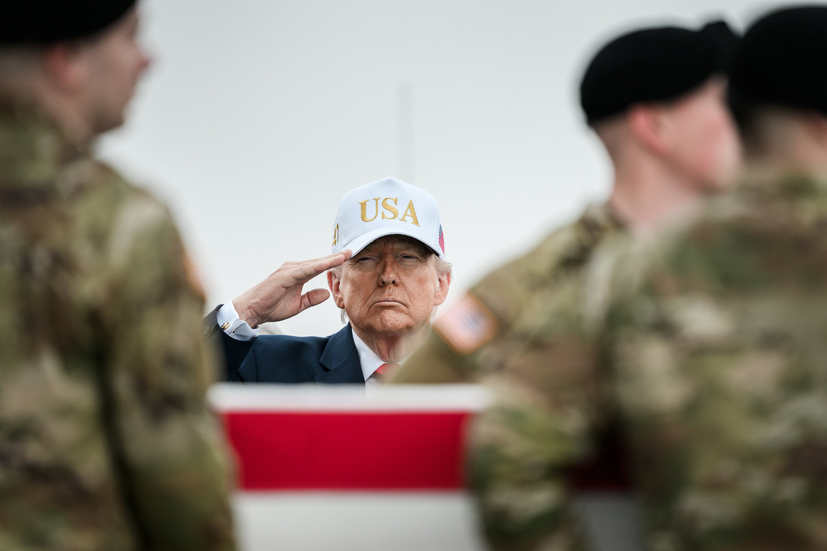     Президент Дональд Трамп на церемонии передачи останков шести американских солдат, погибших в результате удара иранского беспилотника в Кувейте, 7 марта 2026 года