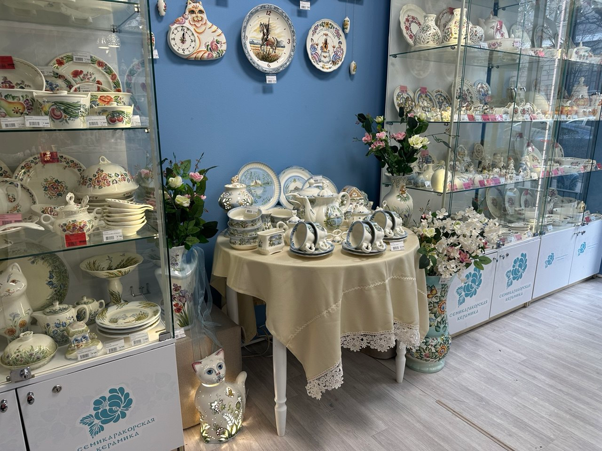 В фирменном магазине "Семикаракорская керамика". Фото автора