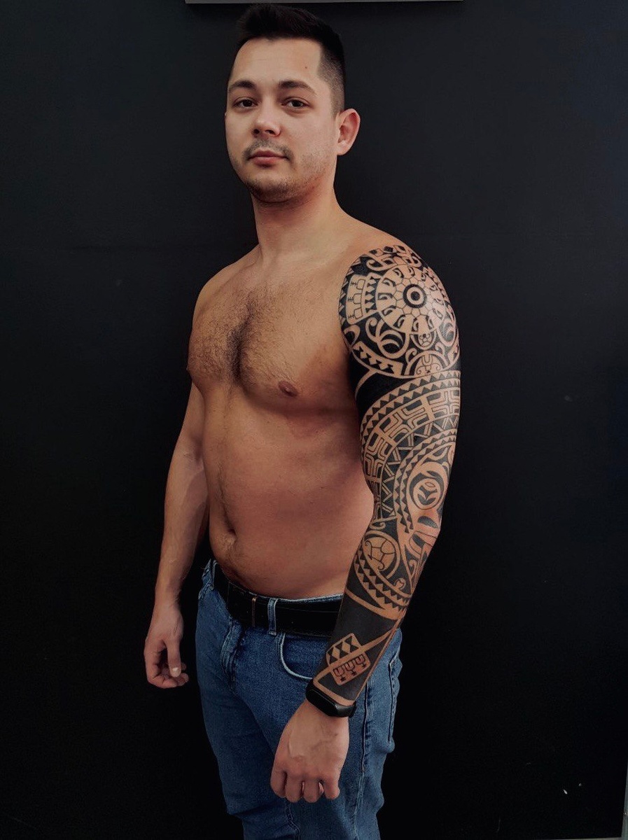 Татуировка на мужчине, на всю руку Полинезийская сделано в студии "Орнамент"