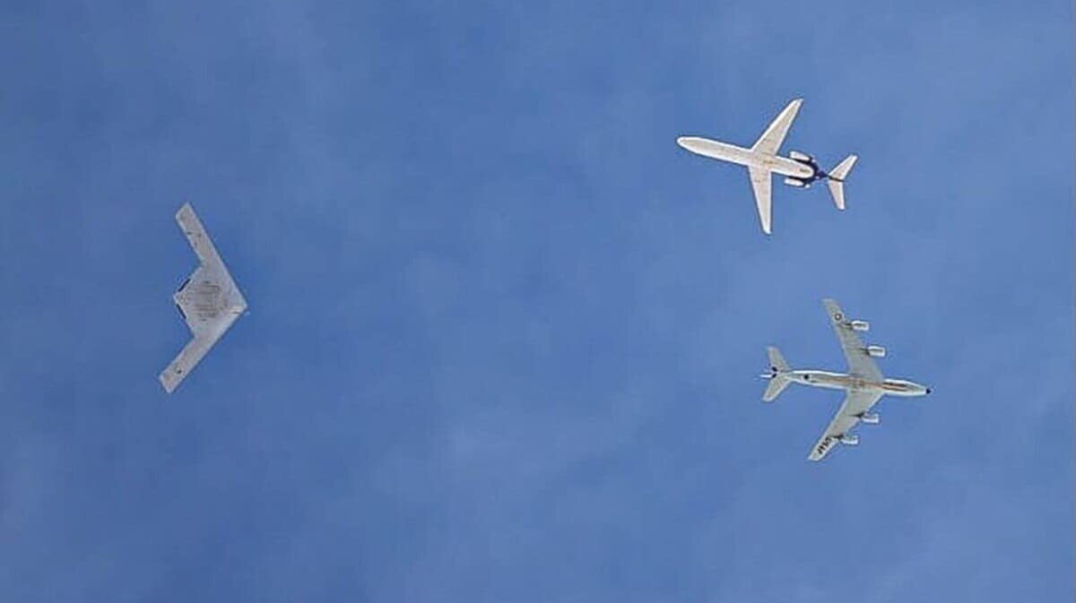    Стелс-бомбардировщик B-21 Raider и KC-135R / © Ian Recchio