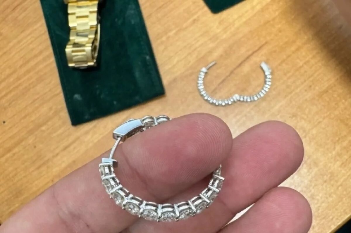    Таможенники остановили женщину с надетыми брендовыми часами и ювелиркой