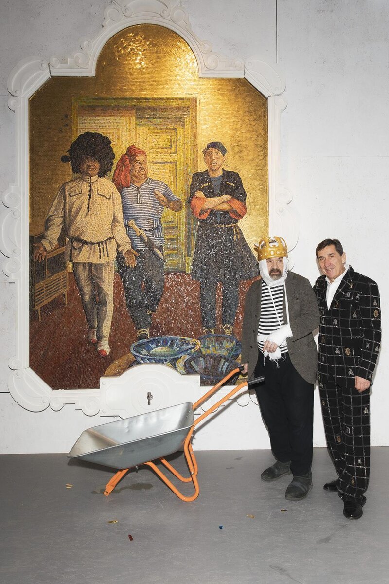 пресс-служба Ovcharenko📷Константин Звездочетов и Владимир Овчаренко у работы «Артисты — метростроевцам», 1992