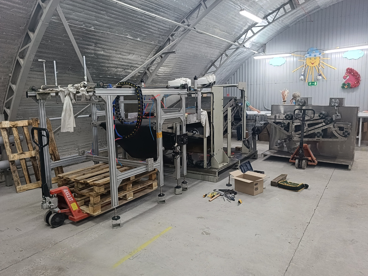 Привезли и запустили у клиента: Автоматическую машину для складывания листов