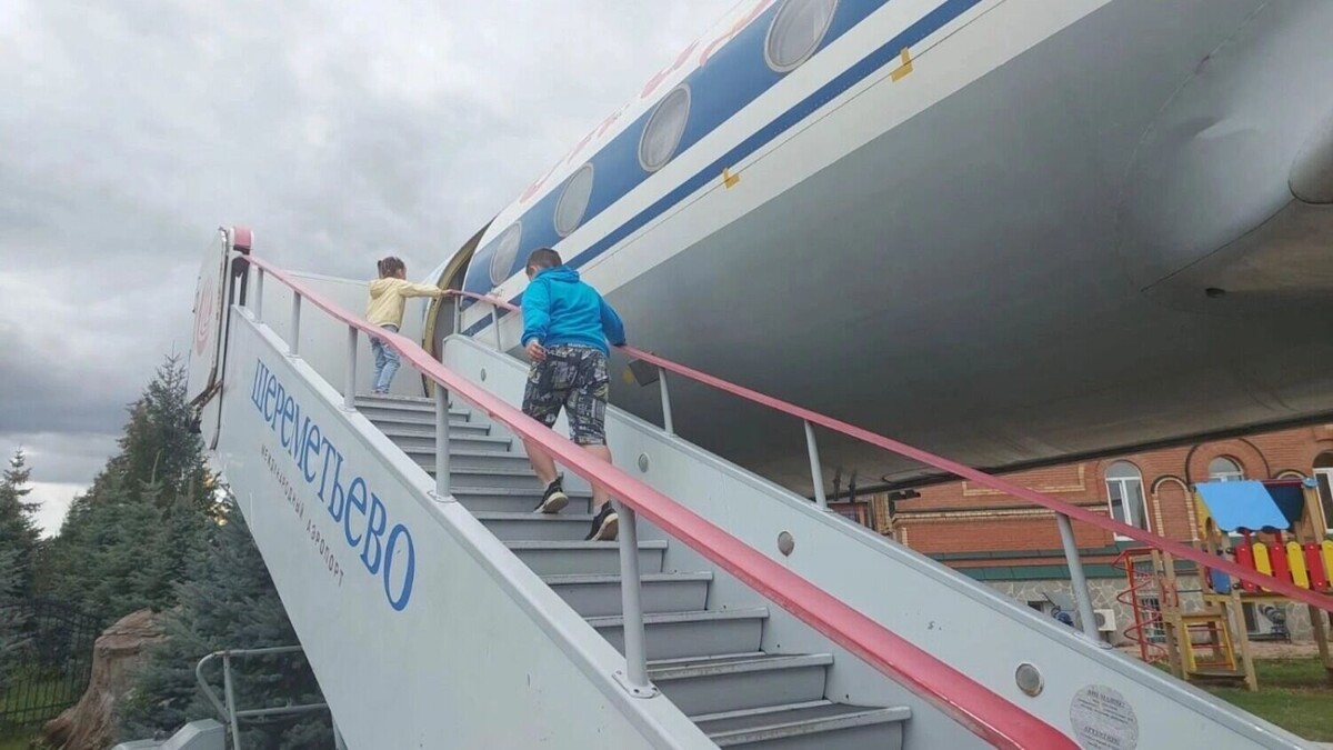    Вместо прямых перелетов — многочасовые стыковки: чтобы добраться до моря, жителям Сургута теперь приходится изучать новые маршруты через Узбекистан и Китай.   1MI