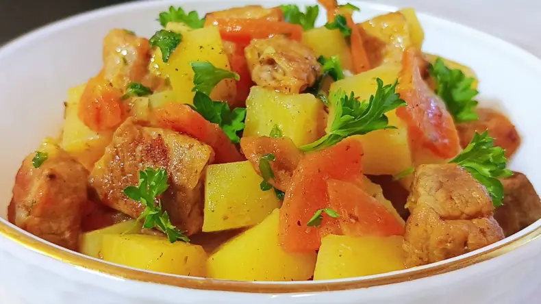 ТУШЁНАЯ картошка с мясом. Лёгкий рецепт в одной кастрюле