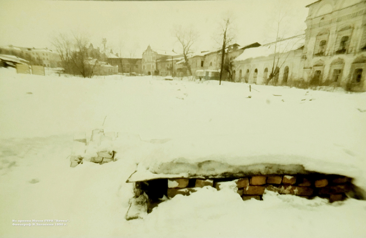 Вятский преображенский женский монастырь накануне начала реставрации. 1990 г. Фотограф Николай Загоскин. (Архив Музея истории радио и телевидения ГТРК "Вятка")