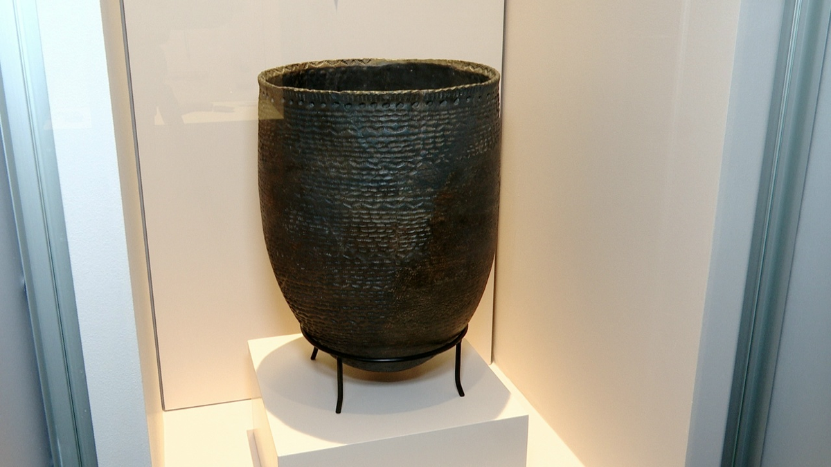 Этот сосуд относится к эпохе неолита! 
