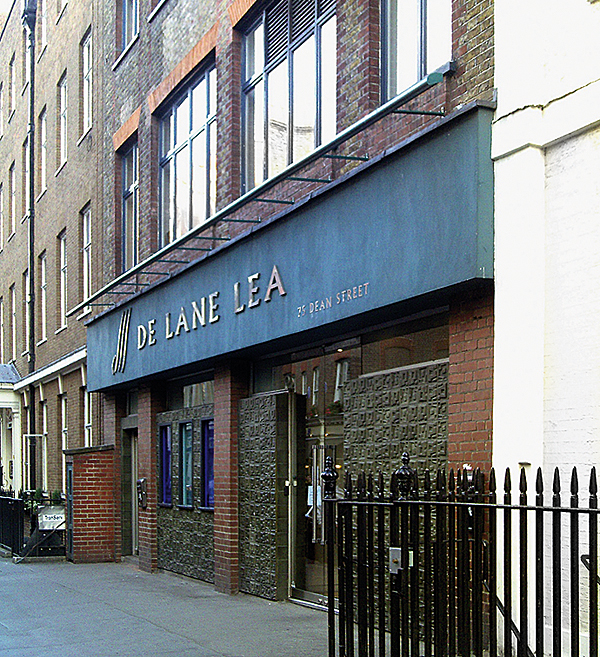 Студия De Lane Lea в Лондоне была основана в 1947 году для дубляжа английских фильмов на французский язык. Во время записи фильма «В рок-н-ролльном стиле» студия располагалась по адресу Кингсуэй, 129, а сейчас переехала на Дин-стрит, 75, в Сохо.