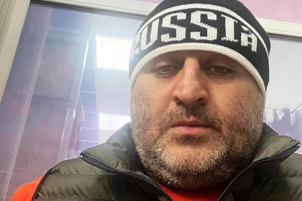 Работягу хоть и кинуло в жар, но он собрался и решил найти хозяина, чтобы вернуть ему потерянный сверток.