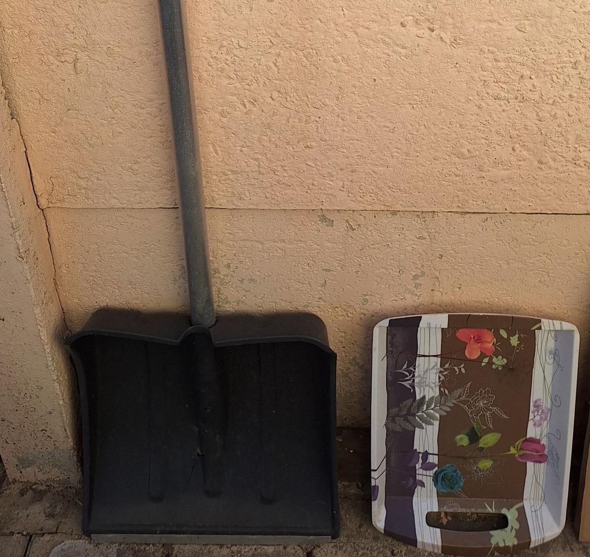 Лопаты убираем ,подносы для мяса достаем.Фото автора.