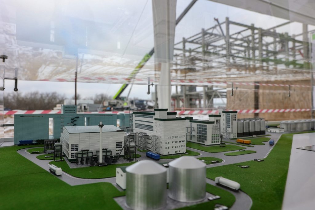      На заводе применят новейшие технологии. Уровень механизации будет максимальным. Редакция газеты "Наш край"