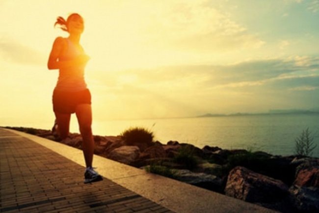 Специалисты объяснили привычку плеваться и сморкаться на улице