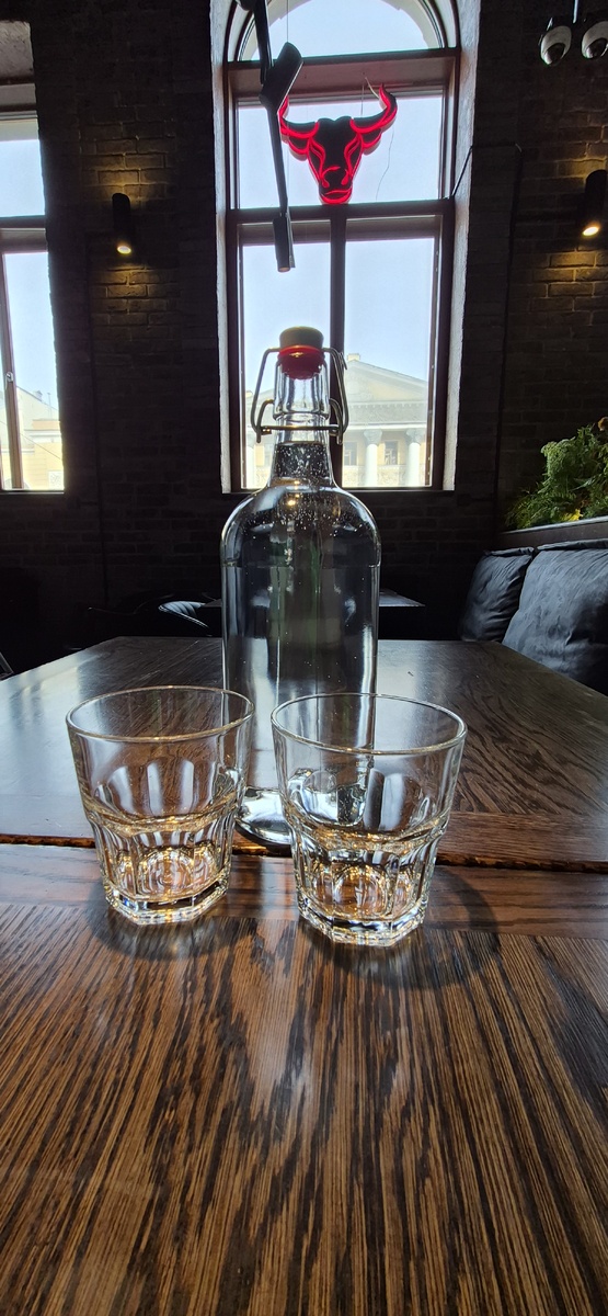 Вода бесплатная. Это плюс. А то мы как-то на великах катались и заехали в ресторанчик перекусить. Муж попросил воды и потом с удивлением обнаружил в чеке, что обошлась она нам в 500 рублей. Бутылка простой воды... Наглость, считаю. Больше в этот ресторан не ходили и не пойдем. Принципиально. 