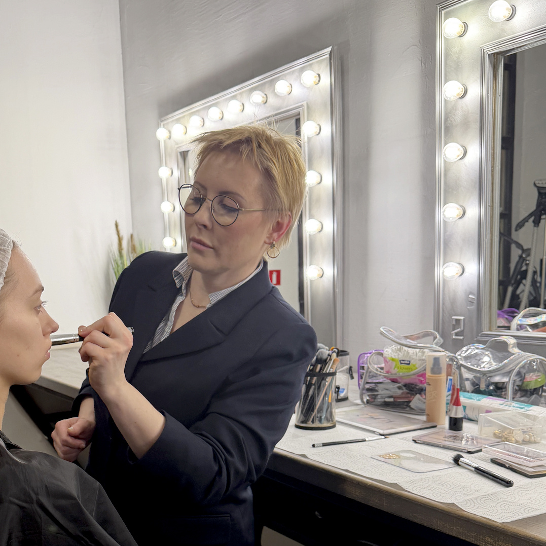 Важна полноценная репетиция!Встречайтесь в светлое время суток, чтобы посмотреть макияж также при естественном освещении