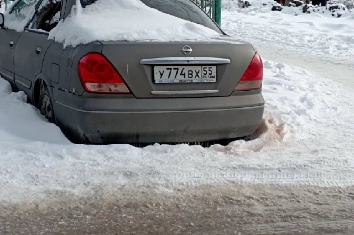   В Омске ищут собственника авто, мешающего ремонту водопровода