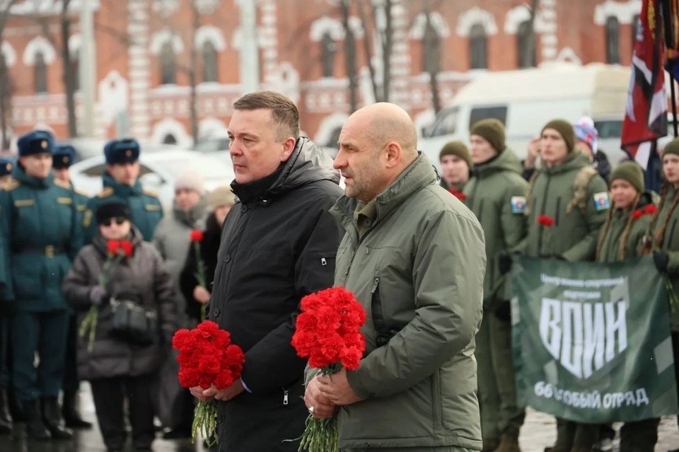    Артем Жога возложил цветы к памятнику Уральского добровольческого танкового корпуса. Фото: telegram-канал Артема Жоги