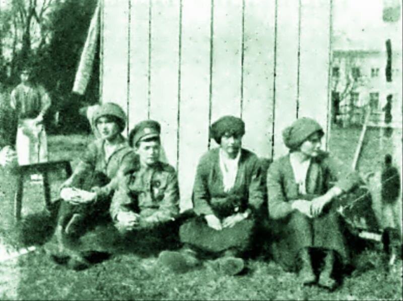 Дети отрёкшегося царя Николая 2 под арестом.