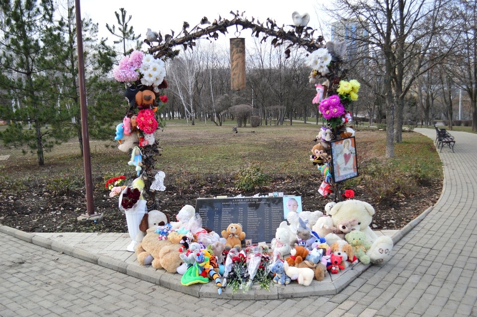    На Аллею Ангелов в Донецке жители несут живые цветы Роман ПОБЕРЕЖНЮК