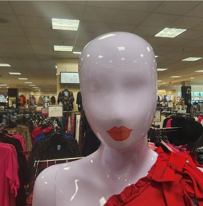 У манекена выделяются только губы.