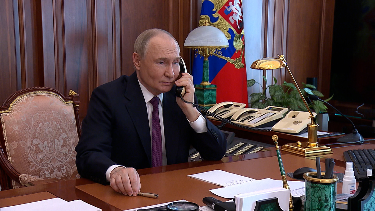    Владимир Путин по телефону