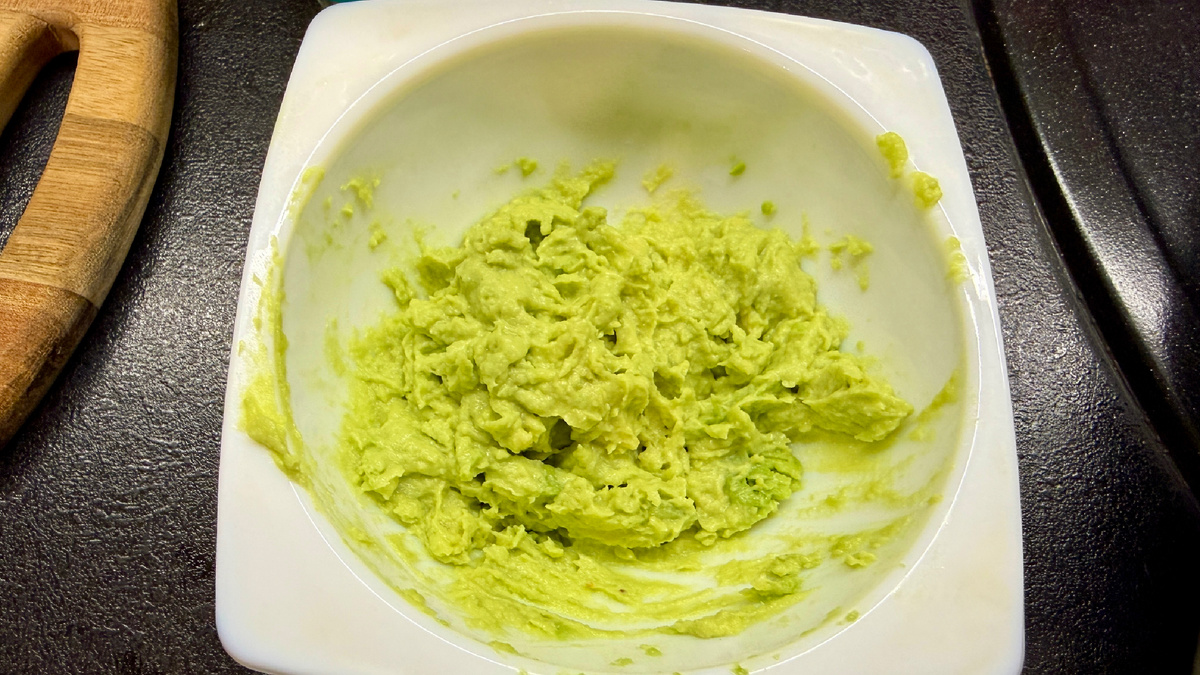 Авокадо измельчаю блендером. Фото автора.