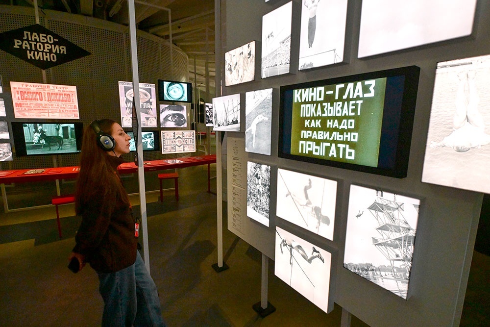    Киноглаз открывал законы естествознания, природы. А мог показать, "как надо правильно прыгать" с вышки в воду. / Сергей Киселев / Агентство "Москва"