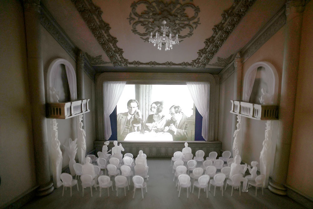    На выставке есть и модель кинотеатра, где крутили немые фильмы в начале ХХ века. / Фото: Александр Корольков