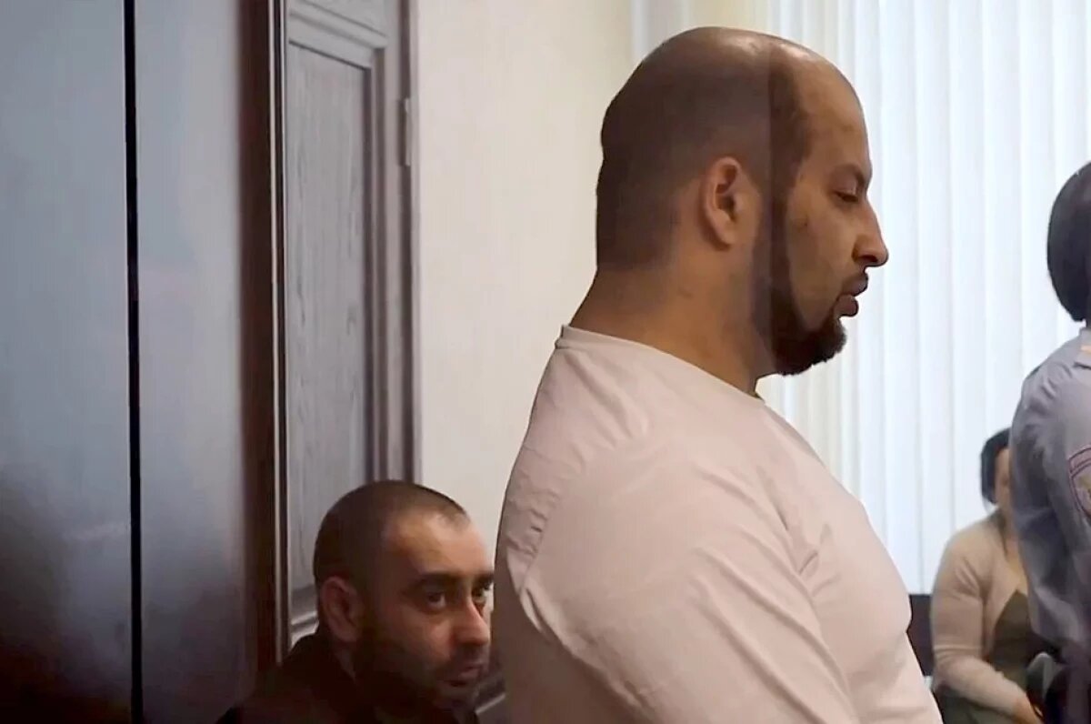    Старший брат Лев (стоит) получил немалый срок.