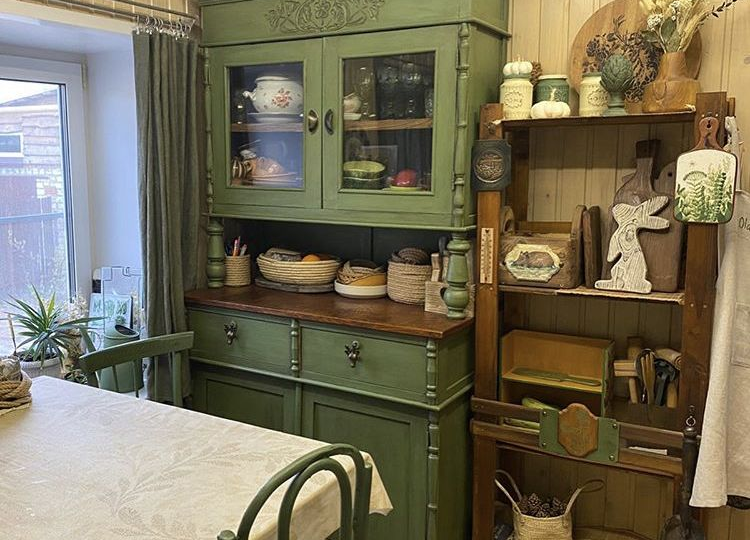 Вторая жизнь мебели: как старые стулья, шкафы и поддоны превращаются в стильные вещи