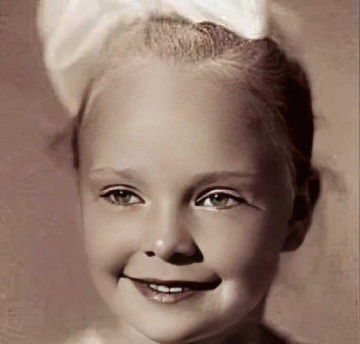 Ранние годы жизни Наталия Белохвостикова провела в Лондоне.