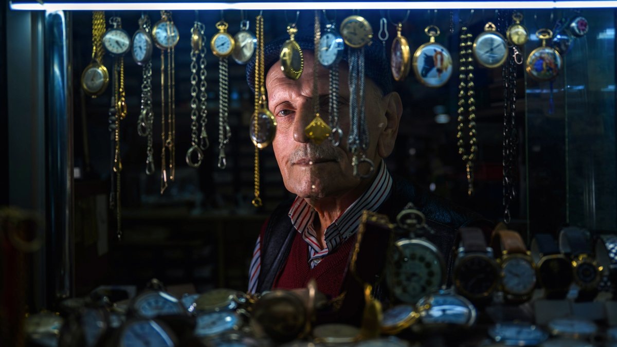 Фото: https://www.dailysabah.com/turkiye/istanbul/turkish-man-restores-antique-watches-after-58-years-of-craft
