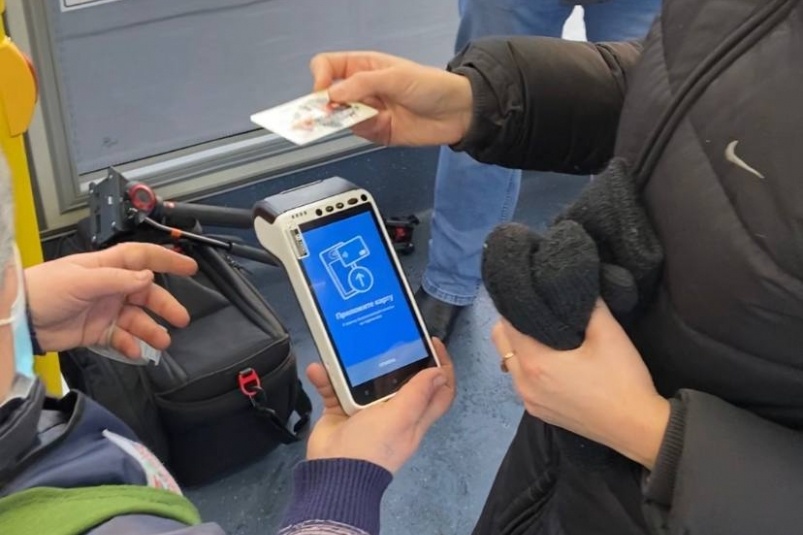 В одном автобусе Омска перестанут принимать наличные — только карты и гаджеты