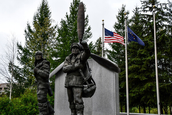 Памятник советским и американским летчикам в честь программы ленд-лиза времен Второй мировой войны в Гриффин-парке в центре города Фэрбанкс на Аляске / Алексей Алексеев/РИА Новости   📷