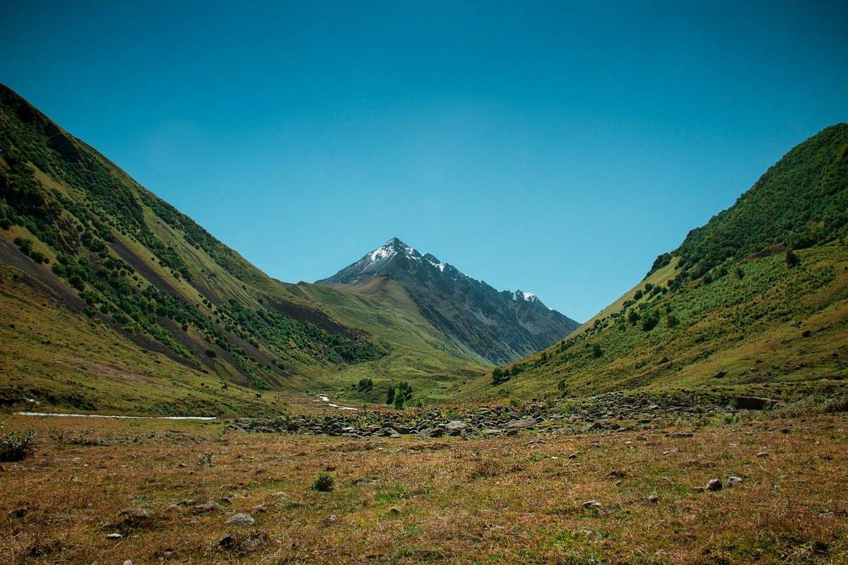 Участников маршрута любой сложности ждут прекрасные виды, например на горы Безенги в Кабардино-Балкарии. Фото: Anastasia Voronina / Unsplash