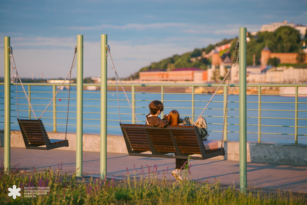 На Окской стороне Стрелки вдоль променада можно отдохнуть на скамейках или качелях с видом на город. Фото: ИРГСНО