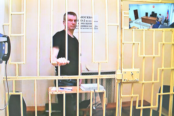 Начальник главного управления кадров Минобороны РФ генерал-лейтенант Юрий Кузнецов (на экране) принимает участие в заседании по видеосвязи из СИЗО, 8 августа 2024 года / Кристина Кормилицына/РИА Новости   📷