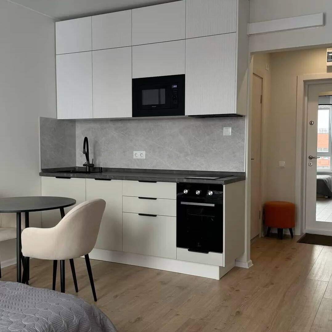 Кухня со скрытыми в системах хранения бытовыми приборами. Материал фартука - стеновые панели VEROL.