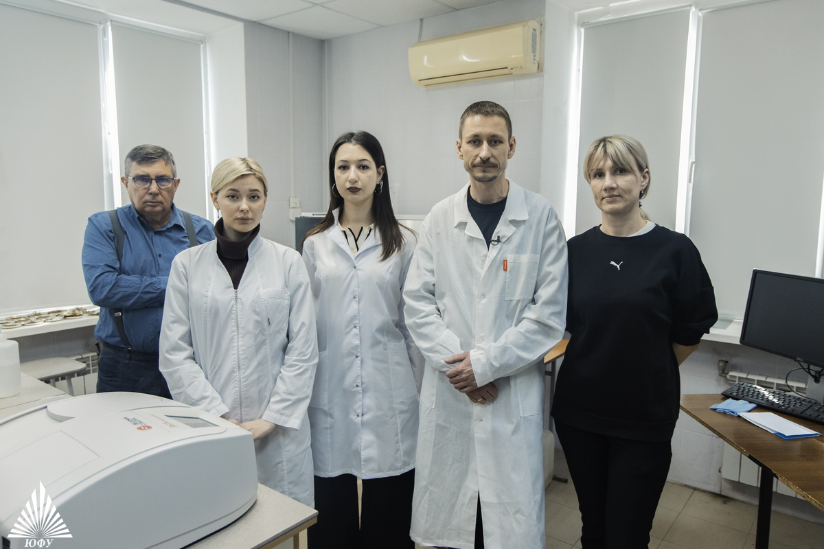 На фото: коллектив лаборатории
