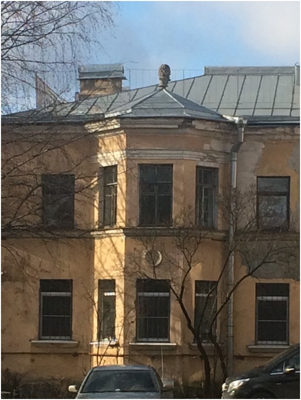 Один из домов на улице Промышленной города Санкт - Петербурга. 