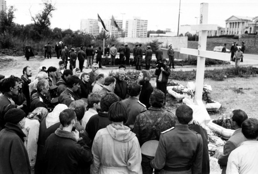 Молебен на месте снесённого дома Ипатьева, 1990-е. Архивное фото с сайта memorialromanovyh.info