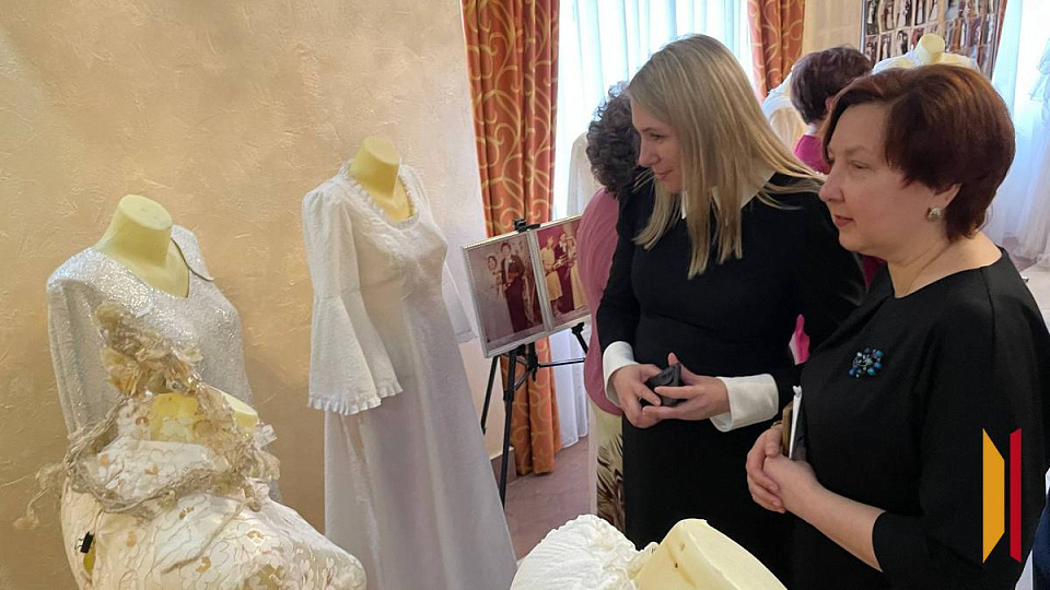 В Новой Усмани открыли выставку «История свадебных платьев»